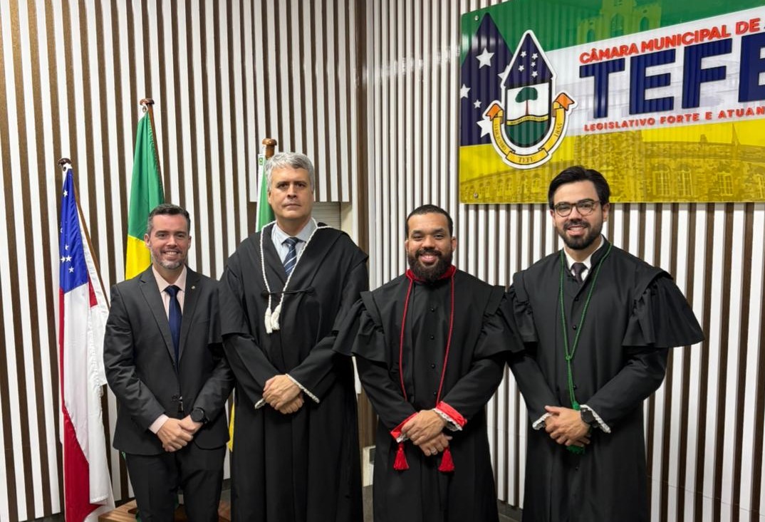 Juiz Mateus Guedes Rios (segundo da esquerda para a direita na imagem) - julgamento de feminicídio em Tefé