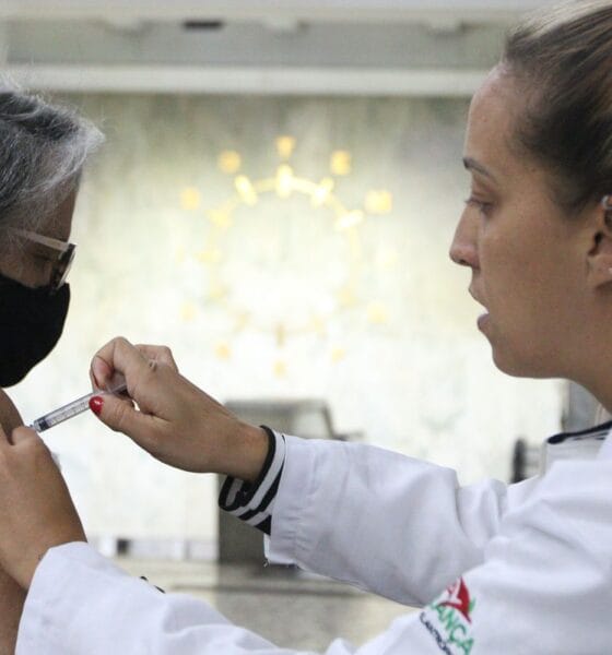 Butantan busca voluntários para teste de vacina da gripe para idosos