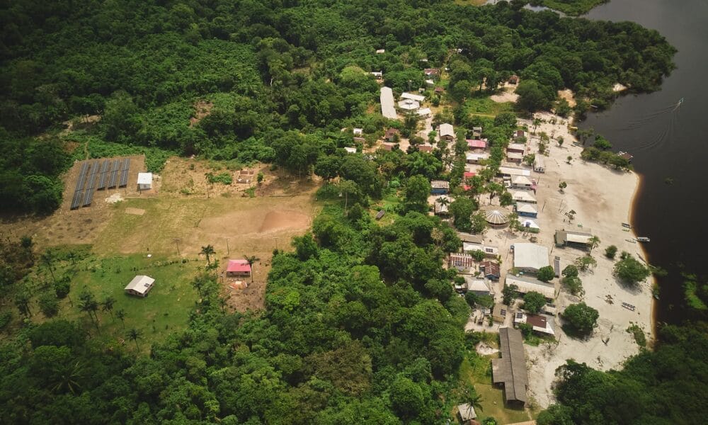 Após décadas de dependência do diesel, moradores da Comunidade Indígena Três Unidos, no Amazonas, passaram a contar com energia limpa e contínua 24 horas por dia, com a inauguração da Usina Solar realizada na última sexta-feira (22).