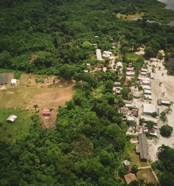 Após décadas de dependência do diesel, moradores da Comunidade Indígena Três Unidos, no Amazonas, passaram a contar com energia limpa e contínua 24 horas por dia, com a inauguração da Usina Solar realizada na última sexta-feira (22).