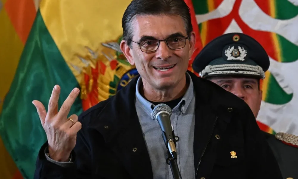 Rodrigo Paz discursa na a cerimônia de posse do Ministro da Defesa, Ernesto Justiniano