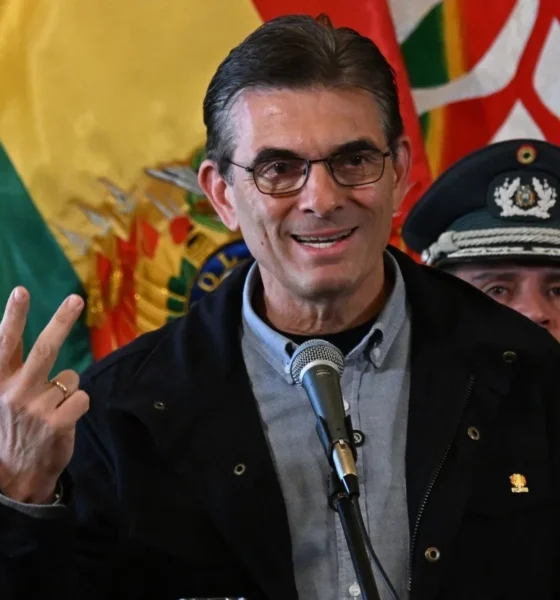 Rodrigo Paz discursa na a cerimônia de posse do Ministro da Defesa, Ernesto Justiniano