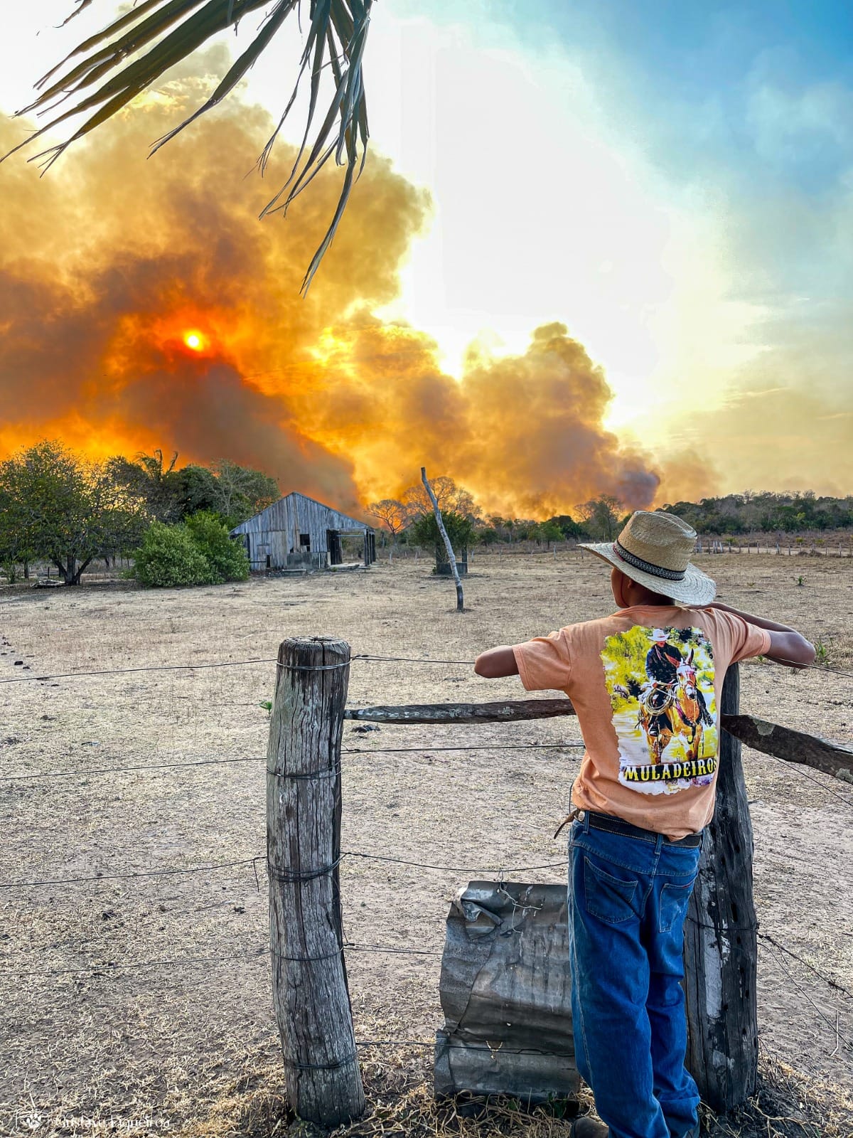 Morador observa a fumaça de incêndios em Corumbá