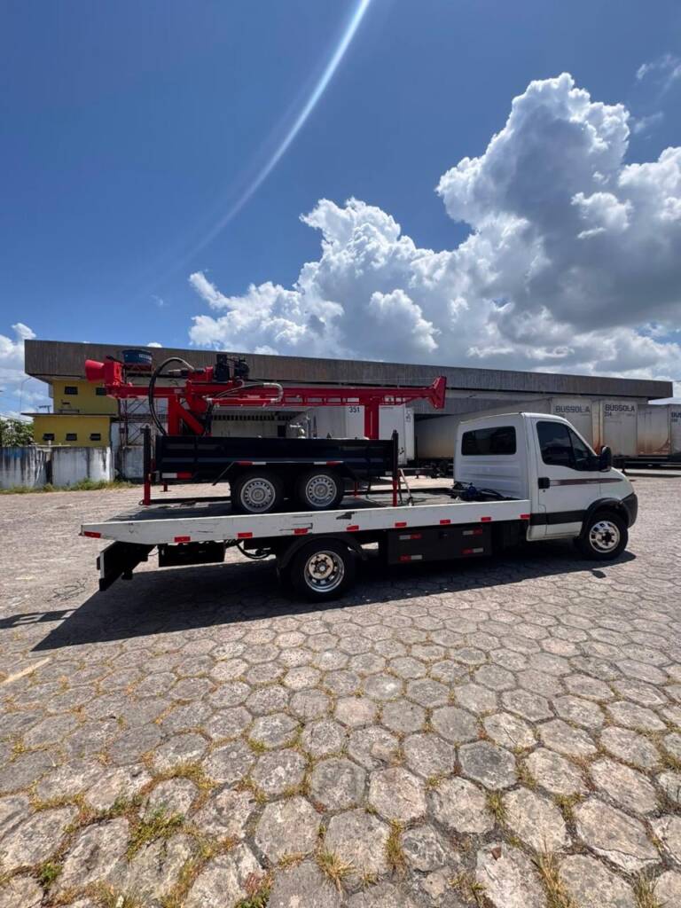 A caminho de UIRAMUTÃ, a perfuratriz é uma máquina usada para perfurar o solo em grande profundidade, principalmente para abrir o caminho onde será construído um poço tubular (poço artesiano).