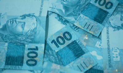 Cédulas de 100 reais em close-up