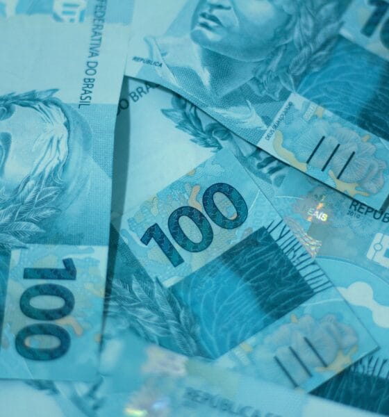 Cédulas de 100 reais em close-up
