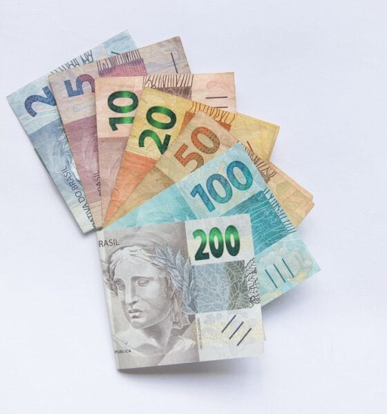 Cédulas de real brasileiro em leque sobre fundo branco