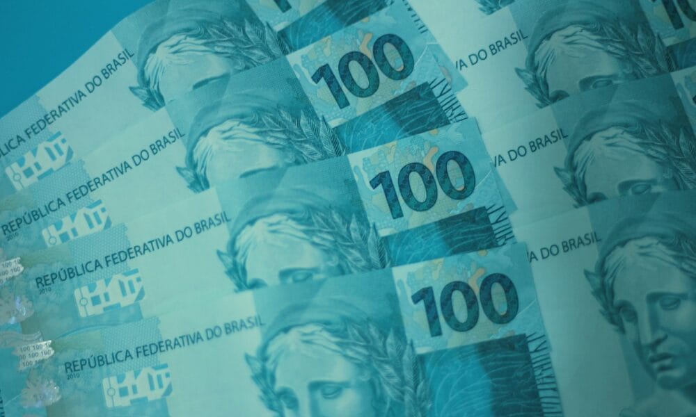 Cédulas de real brasileiro empilhadas