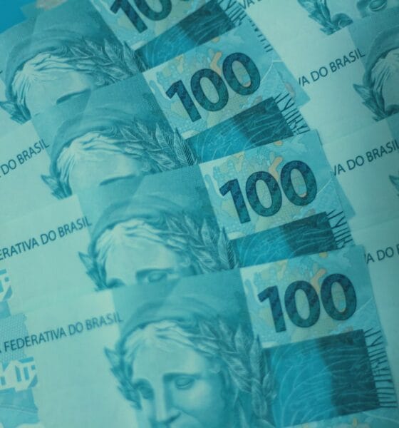 Cédulas de real brasileiro empilhadas