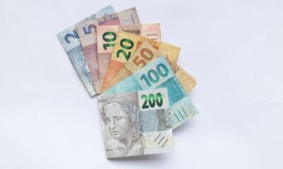 Cédulas de real, moeda brasileira, usadas para ilustrar variação do dólar