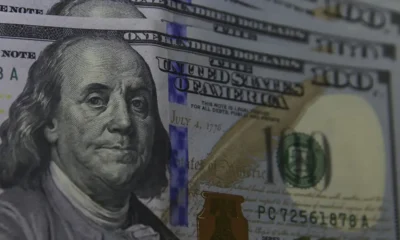 Cédulas de dólar e real ilustrando a cotação do câmbio