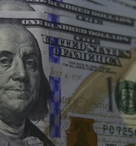 Cédulas de dólar e real ilustrando a cotação do câmbio