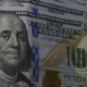 Cédulas de dólar e real ilustrando a cotação do câmbio