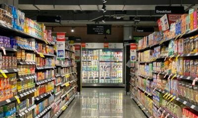 Prateleira de supermercado com produtos diversos