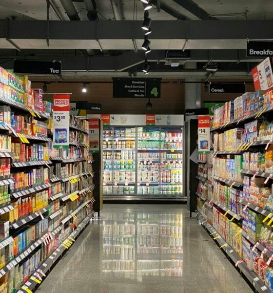 Prateleira de supermercado com produtos diversos