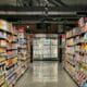 Prateleira de supermercado com produtos diversos