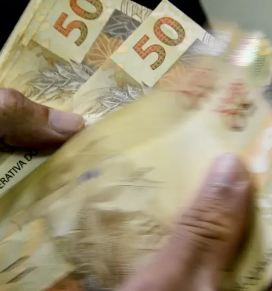 Cédulas e moedas de real brasileiro