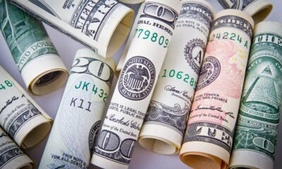 Notas de dólar americano enroladas, em close-up