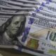 Cédulas de dólar e moeda de real